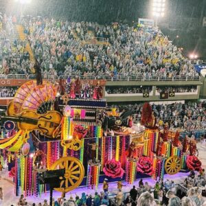 کارناوال ریودوژانیرو: جشنواره شادی و رنگ‌های آسمانی